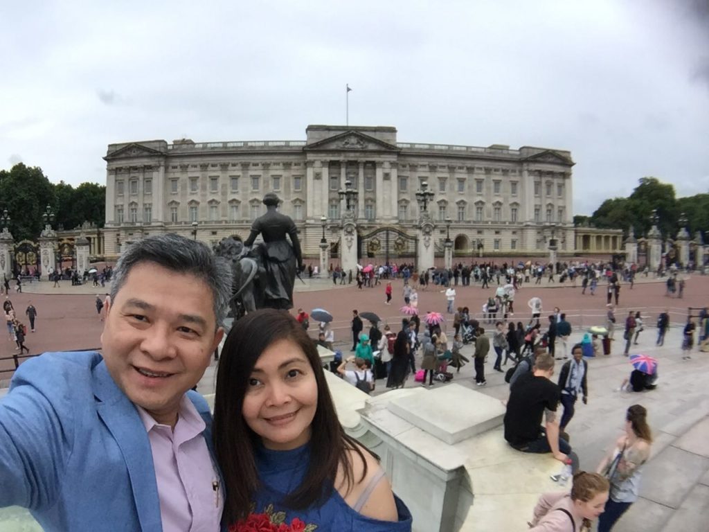 the Buckingham Palace in london